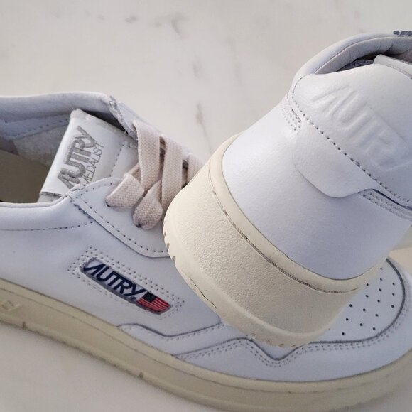 Autry Medalist Low Men's Sneakers LL15 โ Retro Style Meets Modern Comfort! - Picture 5 of 11